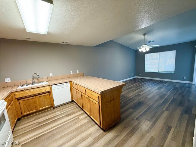 Photo - 452 Comstock Ave