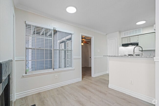 2BR, 1BA - 777SF - Dining Area