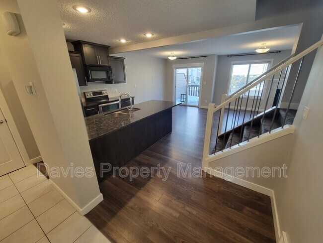 Photo - 5404-5414 14 Ave SW