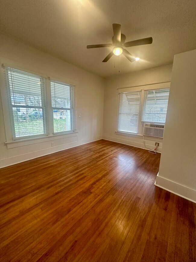 Photo - 670 Goodman St