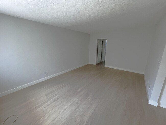 Photo - 3139 - 957 Menlo Ave.