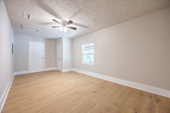 103 Hillcrest Dr