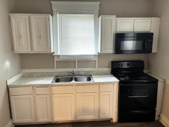 Photo - 1672 W 2nd St