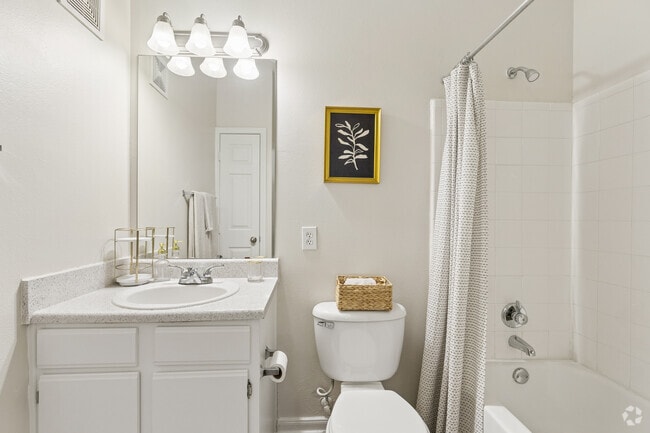 2BR, 2BA - 953SF - Bathroom