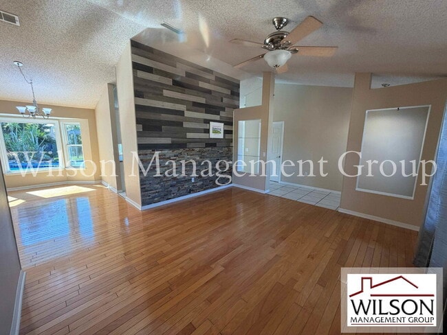 Photo - 1366 Valhalla St