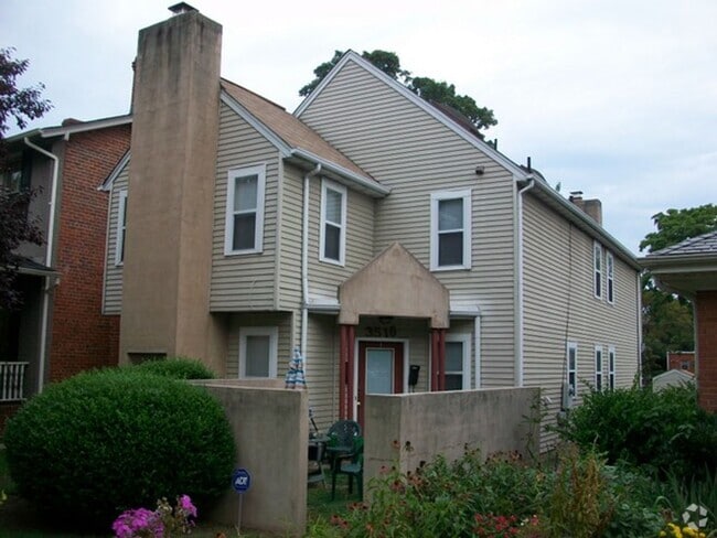 Building Photo - 3516 Grove Ave Unit Apt. 1
