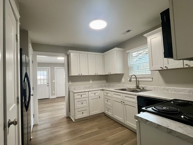 Photo - 2916 McDonald Dr SW