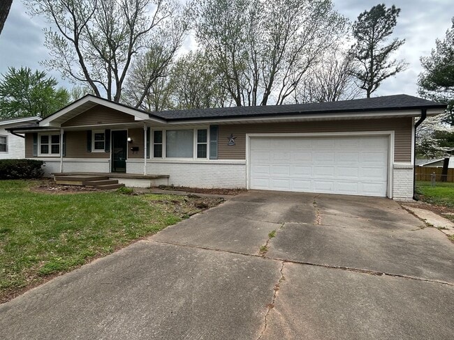 Building Photo - Very spacious 4 bedroom, 2 bath home in Kickapoo Schools! This will go fast!