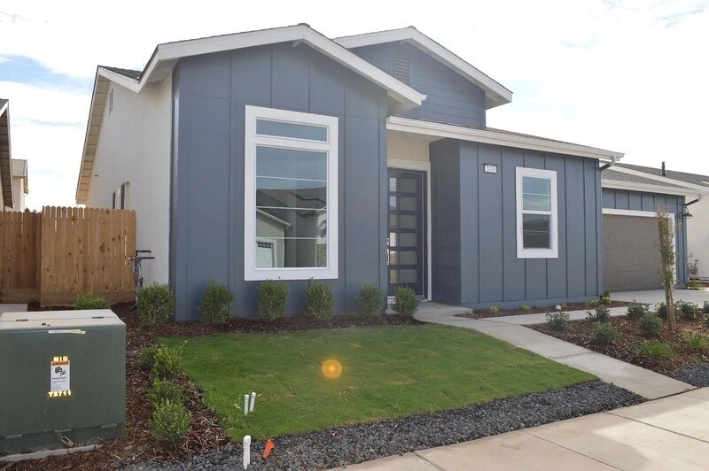2430 Bastidas Dr