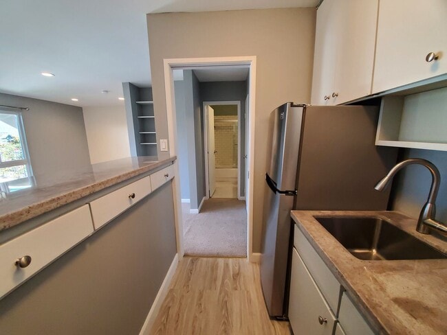 Building Photo - Top Floor studio with view of courtyard Unit 406