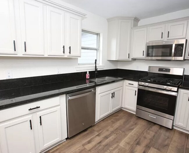 Photo - 303 Yaupon St