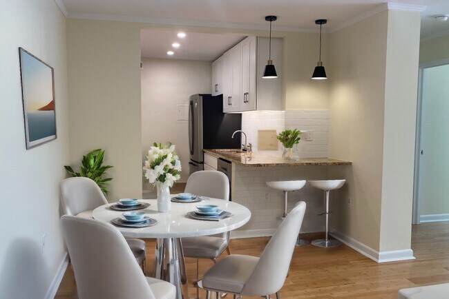 Building Photo - 2711 Ordway St NW Unit 302
