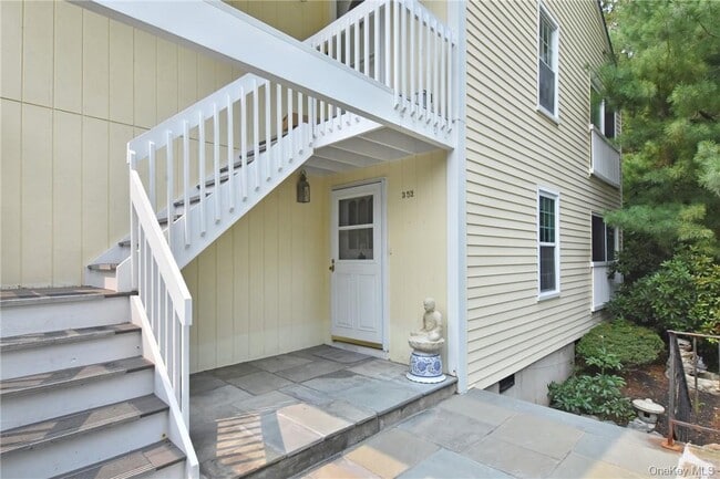 Photo - 352 Carroll Close