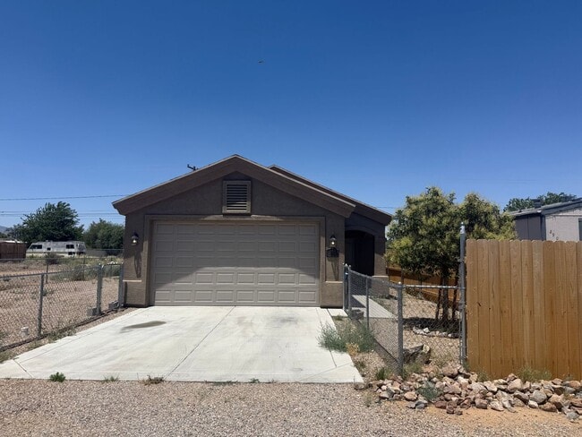 Building Photo - 3 Bedroom 2 Bathroom Home