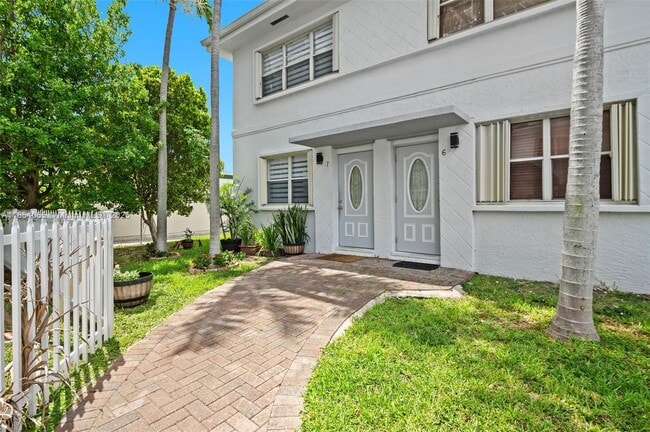 Building Photo - 1701 N Treasure Dr Rental