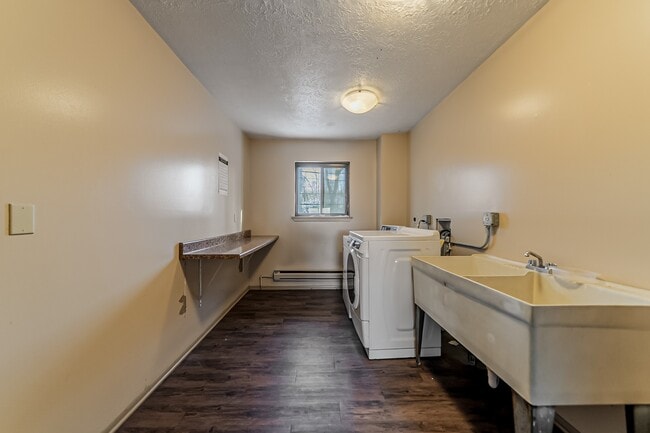 Hallwood Manor Apartments