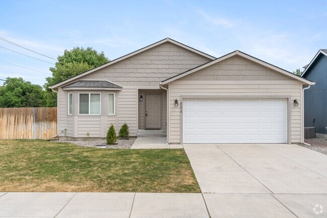 Building Photo - Charming Single-Level Home with Modern Com...