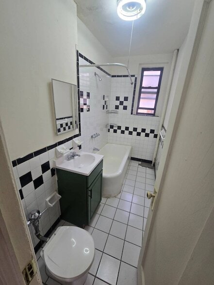 Photo - 59-16 Woodside Ave