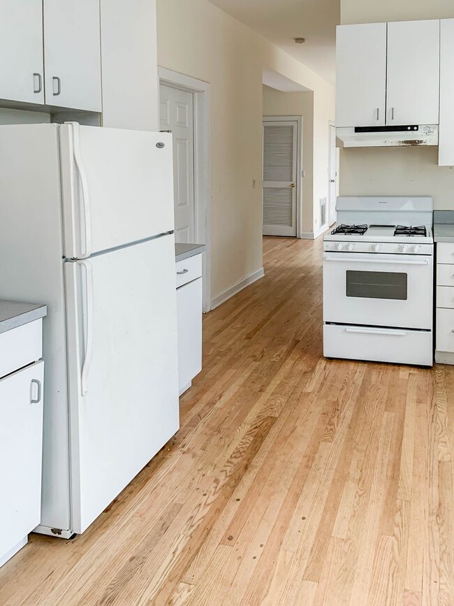 Building Photo - 2327 N Southport Ave