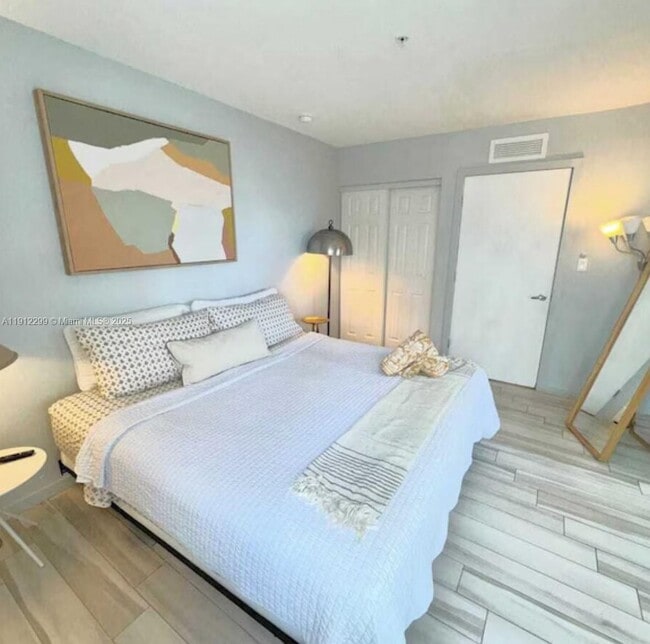 Photo - 481 NE 29th St Unidad 704