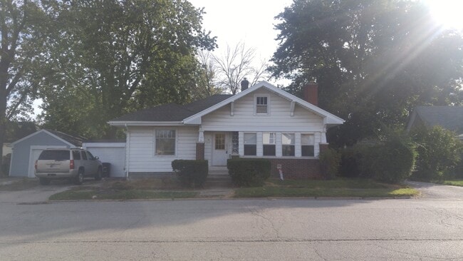 Building Photo - Lovely 2bd/1bth home with attached garage near Columbia Park and Zoo