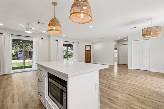 Photo - 822 Avenue of Oaks St