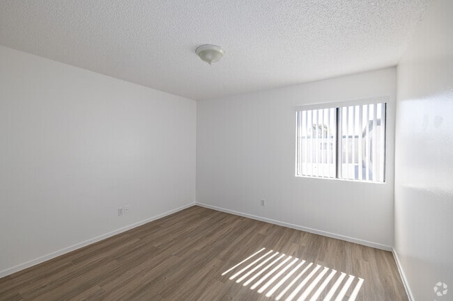 2BR, 1BA - 850SF - Bedroom