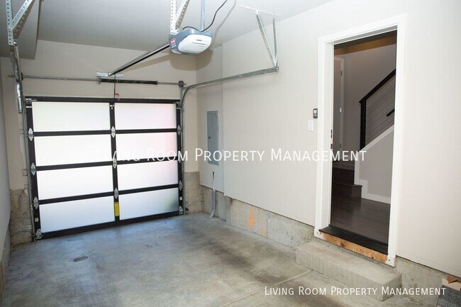 Photo - 736 N Webster St