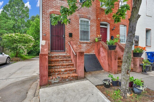 Photo - Gorgeous 3 Bedroom and 3 Bathroom in Hollins Market Voucher Tenants Welcomed