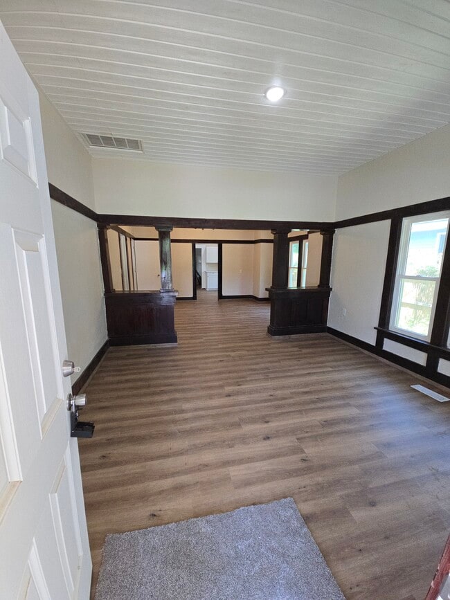 Entrada al salón y al comedor. - 320 Chautauqua Ave Unidad Main house