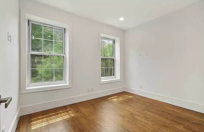 Photo - 407 E 6th St