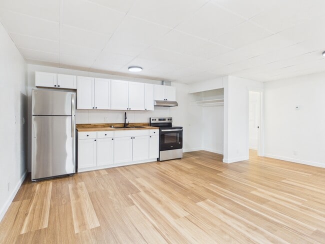 Building Photo - 1301 9th Ave Unit B