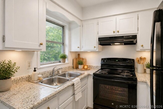 Photo - 210 NE 38th St