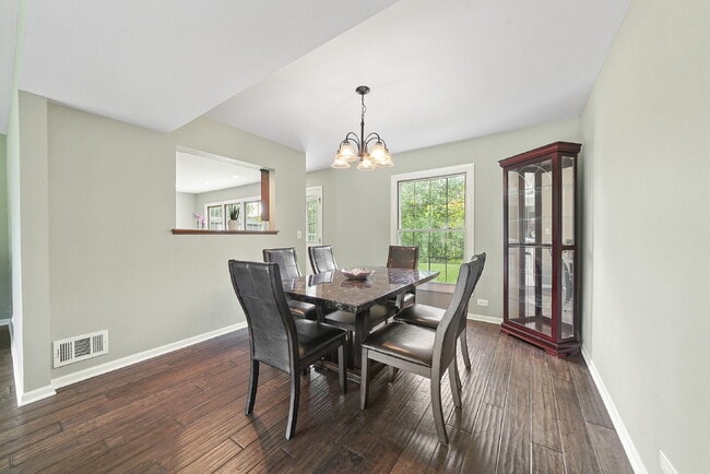 Photo - Peaceful Cul-de-Sac Living in Libertyville