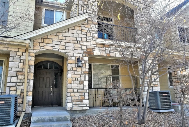 Building Photo - Inviting Open-Concept Townhome!