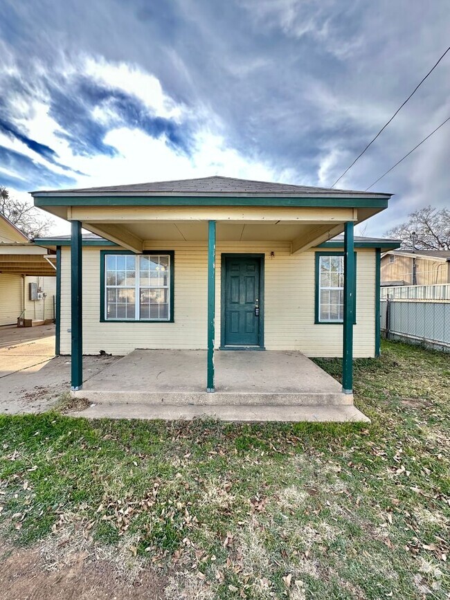 Building Photo - Now Available - Cozy 2-Bedroom Home w/ Hug...