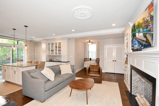 Living room - 211 W Saint Paul Ave Unit 3