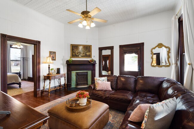 Photo - 676 S Waco St