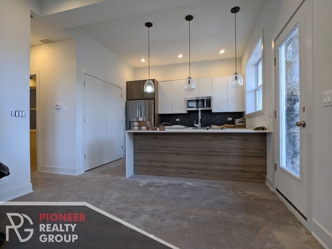 Photo - 2121 W Belmont Ave Unit 2R