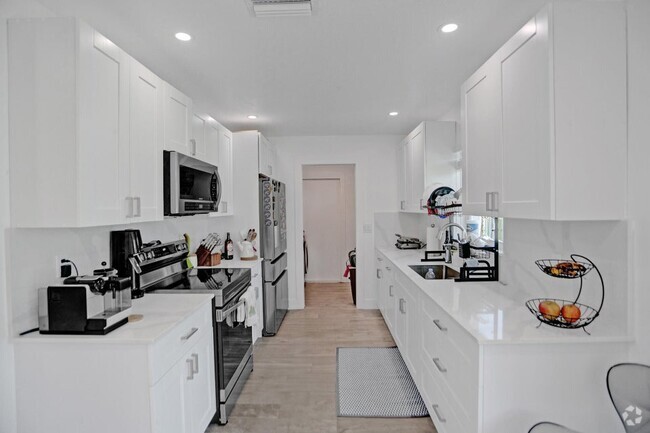 Building Photo - 1210 SW 10th Ter Rental