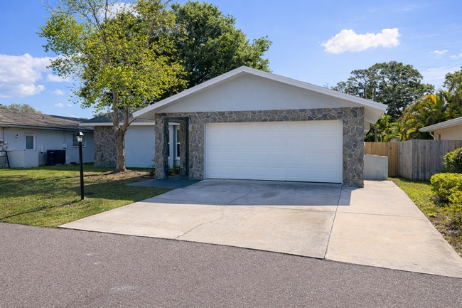 Photo - 10489 113th St N