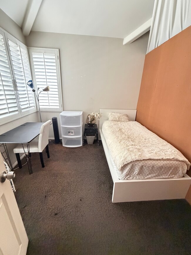 Building Photo - 13382 Savanna Unit Private Room for Rent
