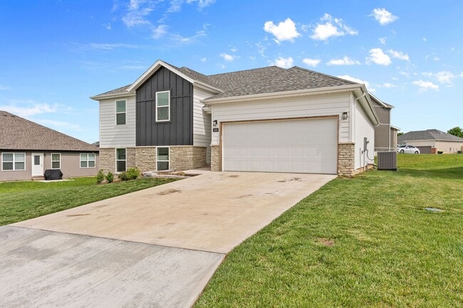 Photo - Beautiful Split Level 5 Bedroom Home - Hills of Olde Savannah