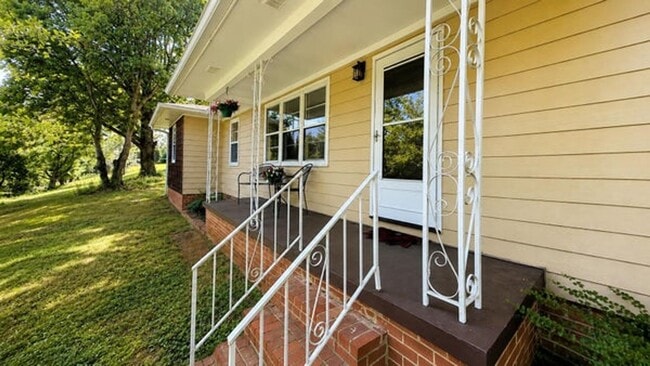 Photo - 3005 Pine Dr NE