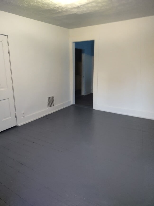 Living room - 211 S Western Ave