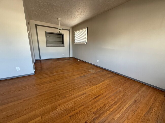Photo - Main Level in Jasper Place with Great Incentive and Pet Friendly! Unit Upper