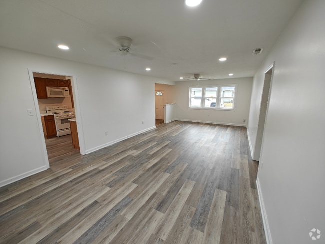 Building Photo - 214 W North St Rental