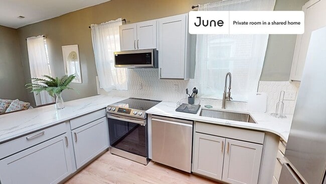 Room in Shared 4 bed/2 bath home in Columbia Heights