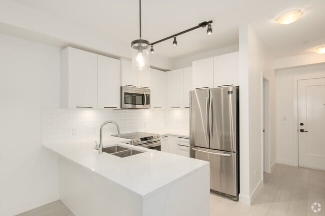 1BR, 1BA w/ Den - 640SF - Kitchen