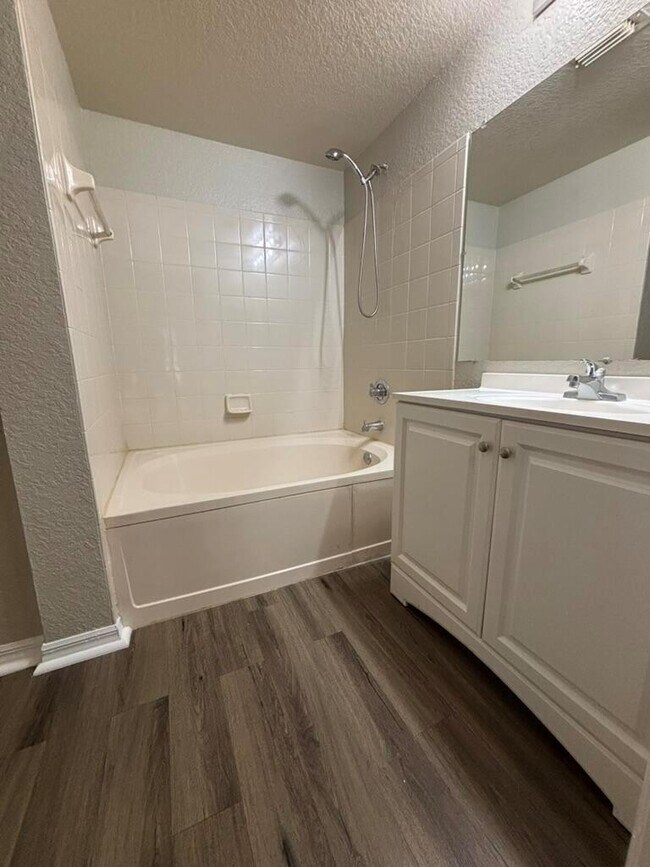 Photo - 2412 Belmont Ln Unidad 2412